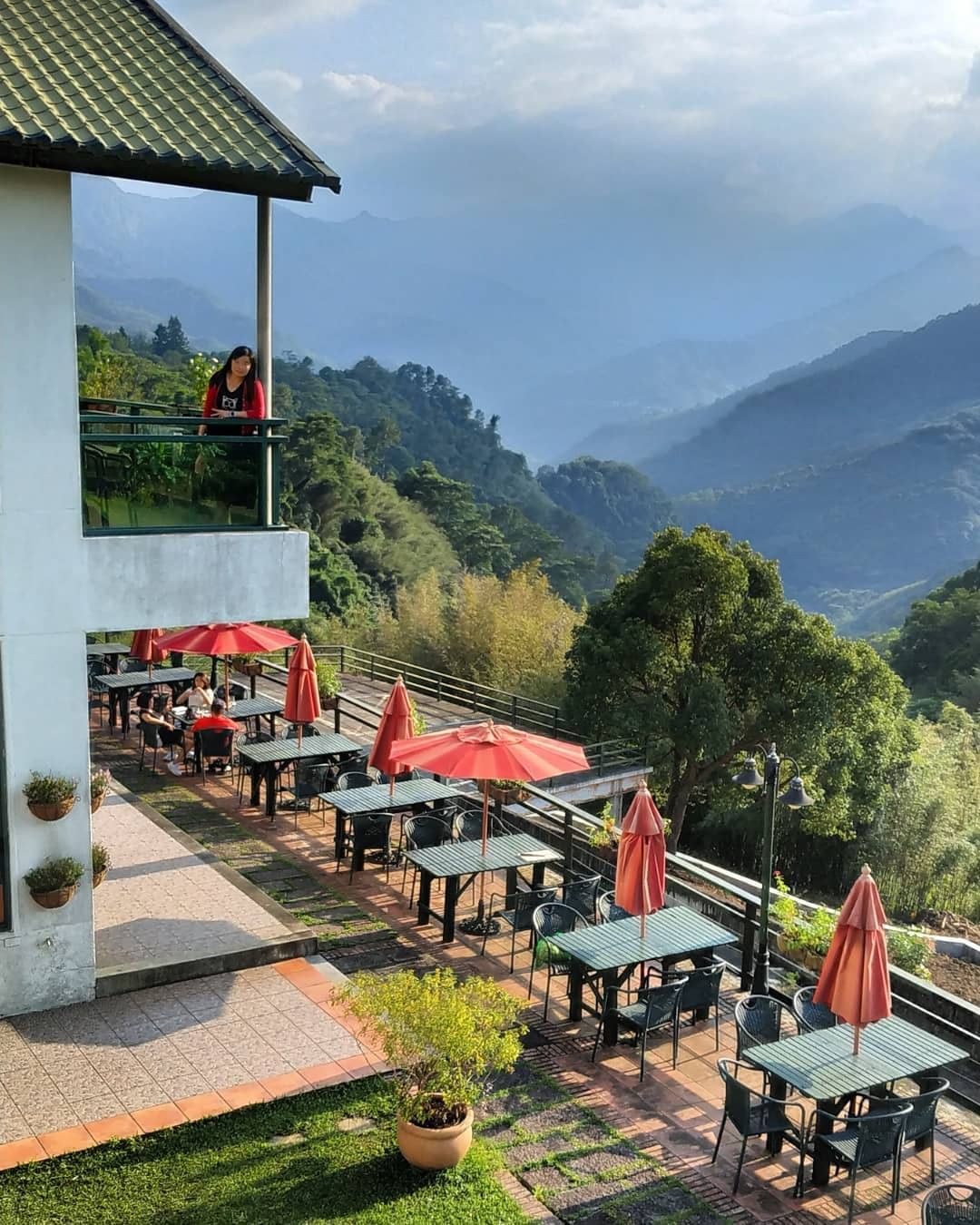 美食配美景，大口森呼吸！坐擁北橫絕佳視野，層層山巒美景盡收眼底，周邊順遊玩不完！提供戶外、室內座位選擇，並附設大停車場～位於台七線...