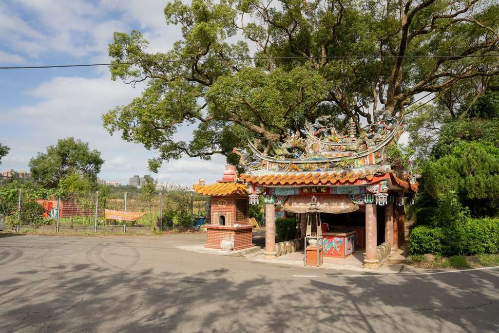 Pingzhen: The irrigation canal and Yimin Temple of Anping Town